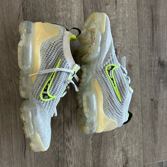 Nike Air VaporMax Flyknit Sneakers 8.5 - Picture 3 of 6